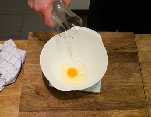Topfenstrudel Rezept Schritt 2 - Das Ei hinzugeben