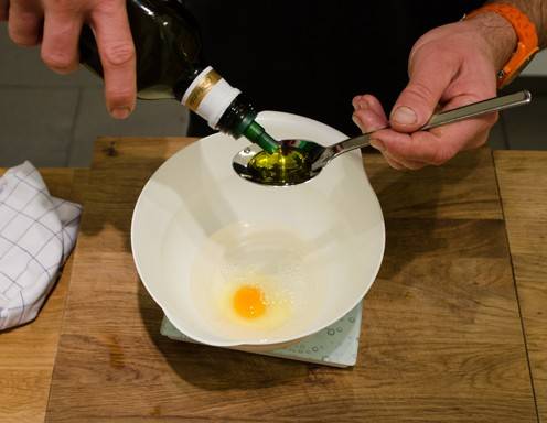 Topfenstrudel Rezept Schritt 3 - Ein EL Öl macht den Teig geschmeidiger