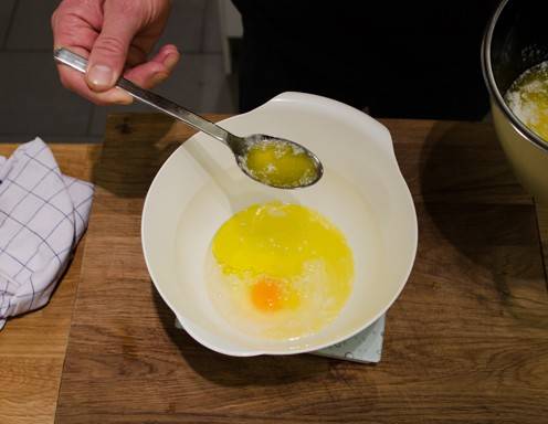 Topfenstrudel Rezept Schritt 4 - Die flüssige Butter hinzugeben.