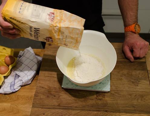 Topfenstrudel Rezept Schritt 5 - Geben Sie das Mehl hinzu.