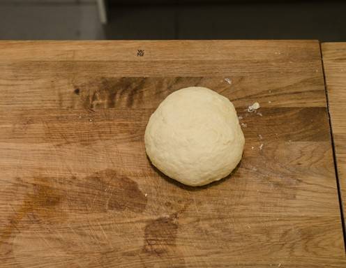 Topfenstrudel Rezept Schritt 6 - Verarbeiten Sie die Zutaten rasch zu einem glatten Teig