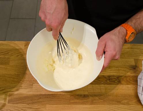 Topfenstrudel Rezept Schritt 10 - Verrühren Sie den Topfen und die Fülle.