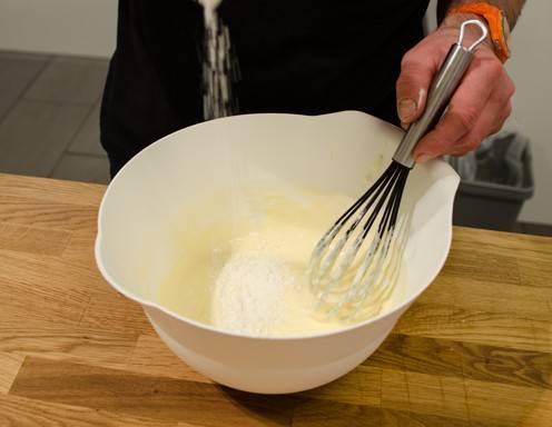 Topfenstrudel Rezept Schritt 11 - Geben Sie etwas Mehl hinzu.
