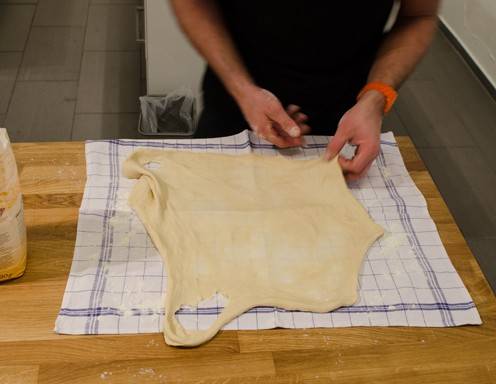 Topfenstrudel Rezept Schritt 13 - Legen Sie den Strudelteig auf ein bemehltes Geschirrtuch.