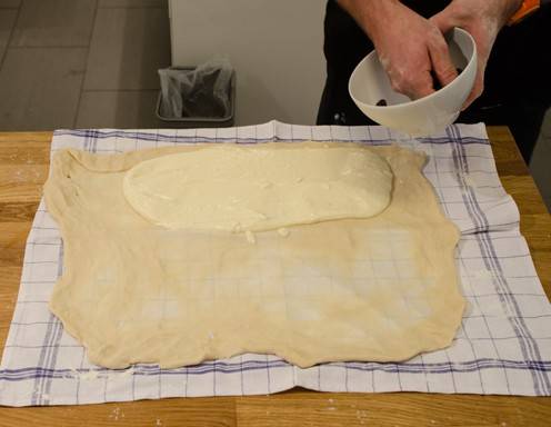 Topfenstrudel Rezept Schritt 14 - Verteilen Sie die Topfenfülle auf dem Strudelteig