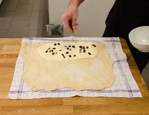 Topfenstrudel Rezept Schritt 15 - Bestreuen Sie die Topfenfülle mit Rosinen.
