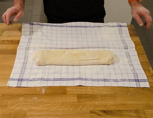 Topfenstrudel Rezept Schritt 17 - So sollte der fertig gerollte Topfenstrudel aussehen.