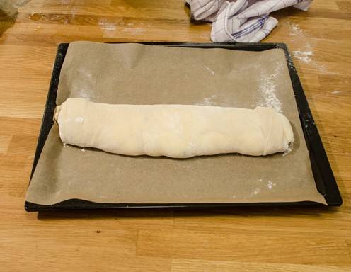 Topfenstrudel Rezept Schritt 18 - Legen Sie den Topfenstrudel mit der Naht nach unten auf ein Blech