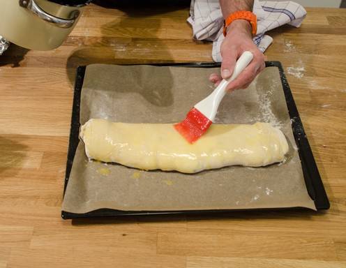 Topfenstrudel Rezept Schritt 19 - Bestreichen Sie den Topfenstrudel und geben Sie ins Backrohr.