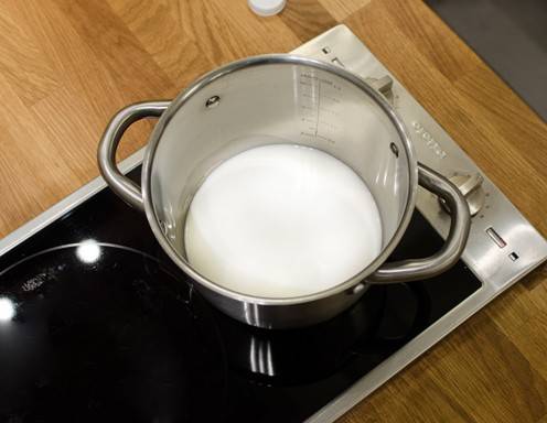 Die Milch erwärmen