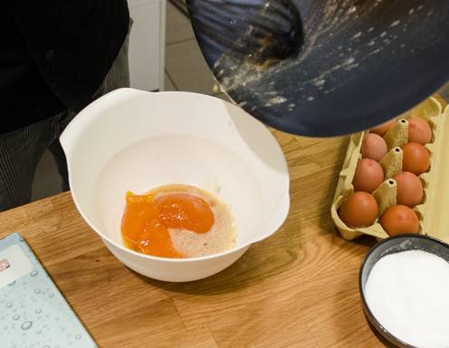 Einstweilen die Zutaten für die Vanillesauce verrühren.