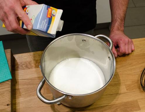 Die Milch erwärmen.
