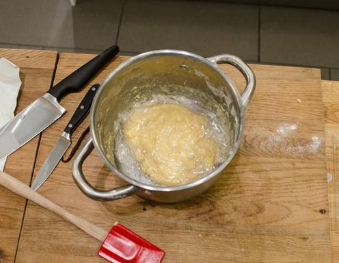 Alle Zutaten zu einem geschmeidigen Teig verkneten.