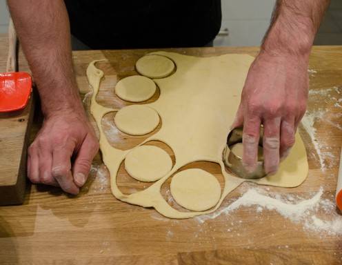 Runde Kreise ausstechen.