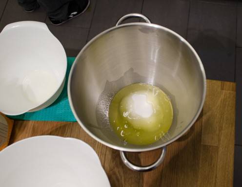 Den Eischnee mit dem Kristallzucker steif schlagen.