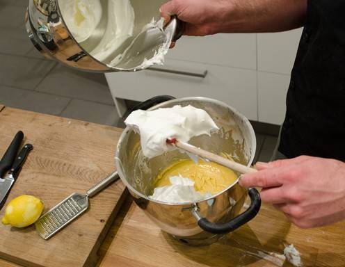 Den Eischnee unter die Eiermasse heben.