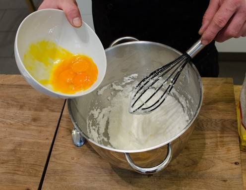 Salzburger Nockerln Rezept Schritt 1 - Geben Sie das Eidotter nach und nach hinzu.