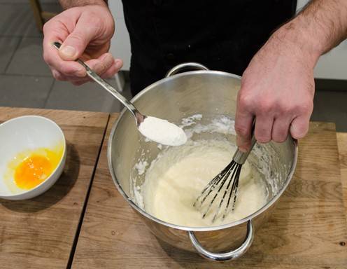 Salzburger Nockerln Rezept Schritt 2 - Geben Sie das Mehl zu dem Eischnee hinzu.