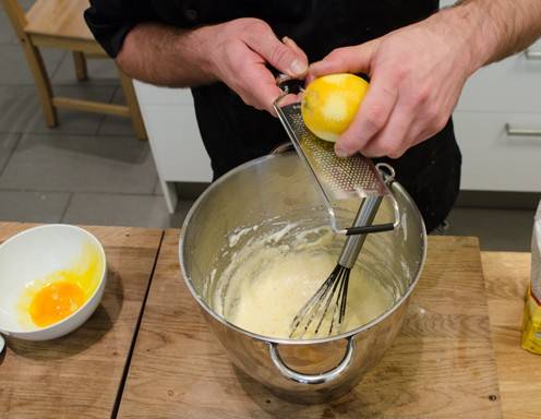 Salzburger Nockerln Rezept Schritt 3 - Geben Sie die Orangen- bzw. Zitronenzesten hinzu.
