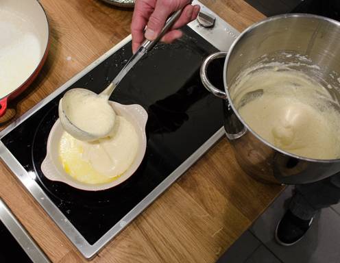 Salzburger Nockerln Rezept Schritt 4 - Gießen Sie die Milch in die Form.