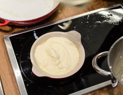 Salzburger Nockerln Rezept Schritt 5 - Geben Sie die Nockerlmasse in die Form.