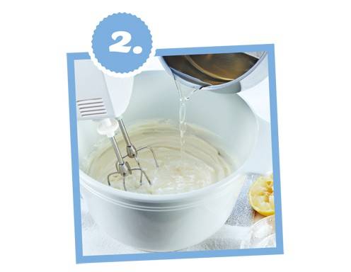 Philadelphia, Joghurt und Zitronensaft glatt rühren, gelöste Gelatine und Zucker untermischen.