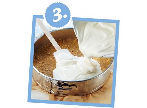 Creme auf den Boden geben, Torte 3 Stunden kühlen und dekorieren.