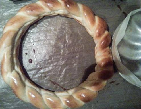 Backen Sie den Kranz im Ofen, bis er goldbraun ist.