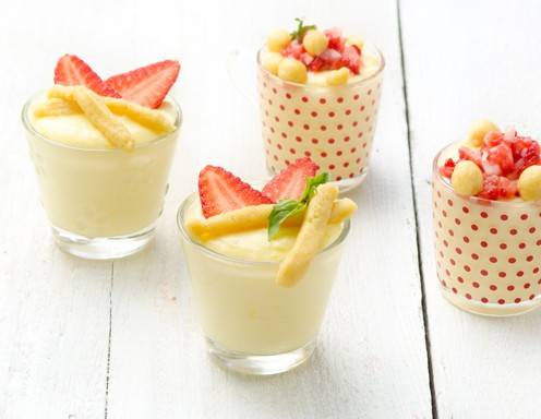 Rezept für Erdbeeren mit rohem Mürbteig und Vanillepudding im Glas