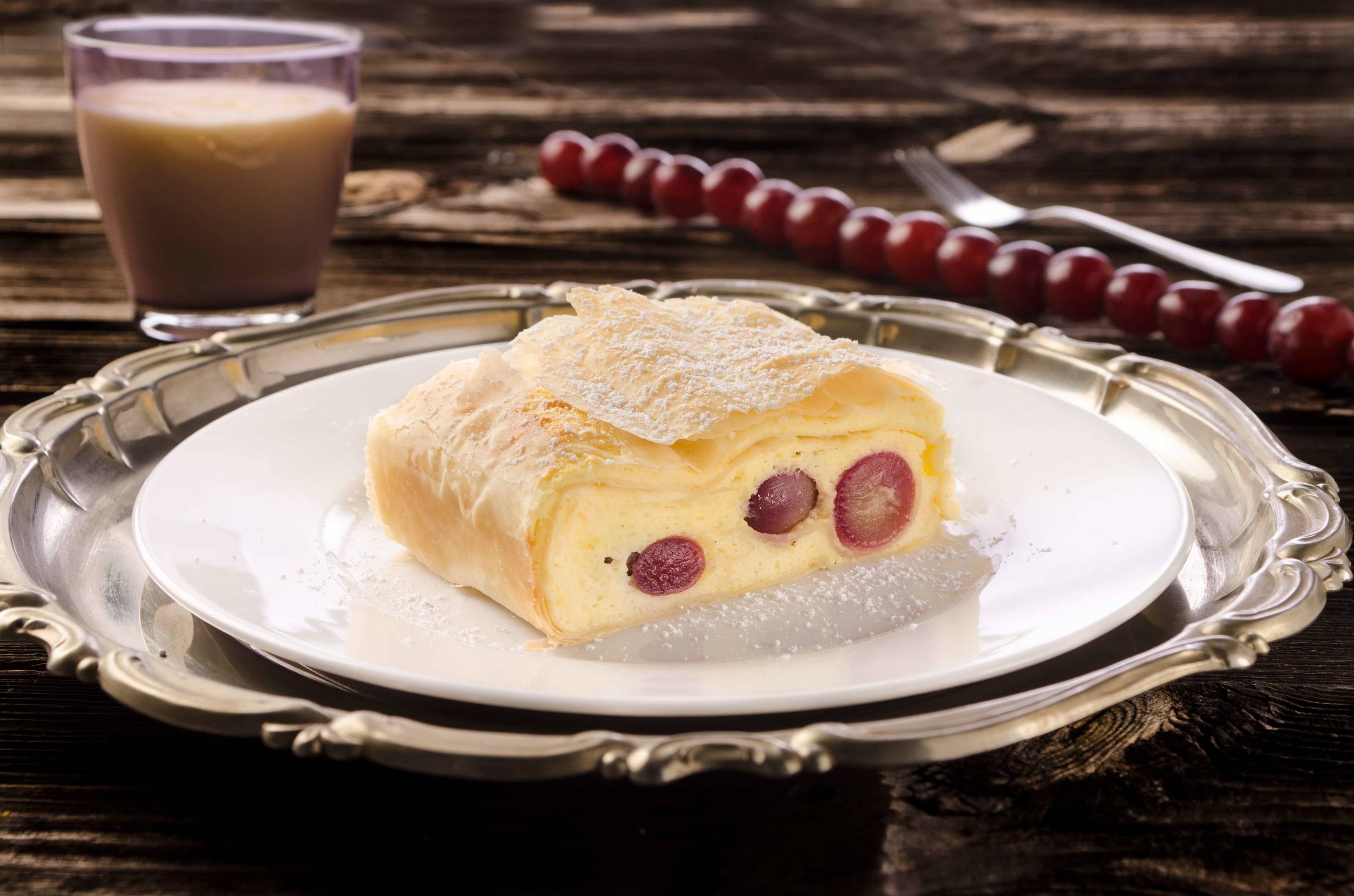 Topfenstrudel mit Weintrauben