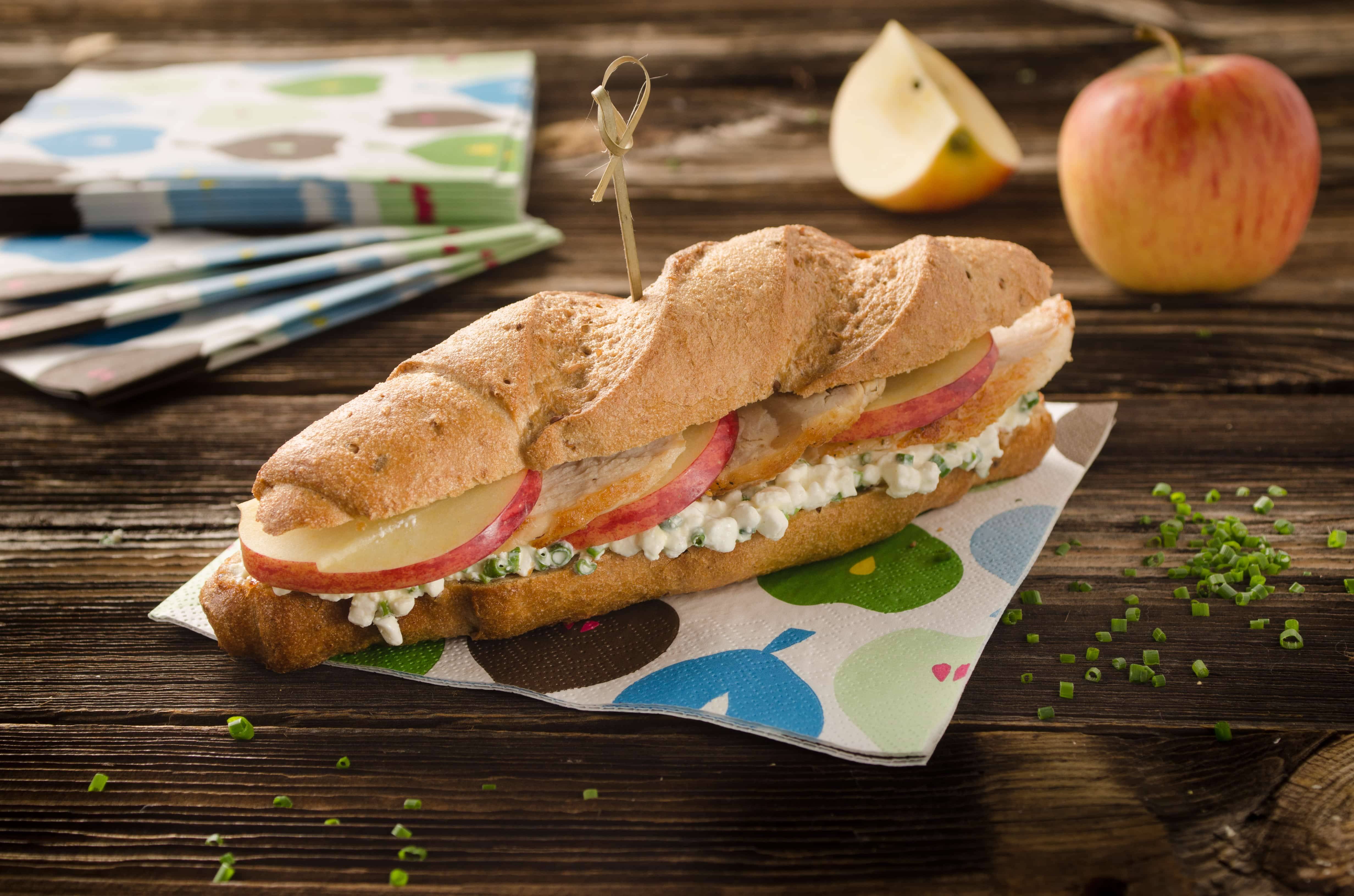 Kornspitz mit Hüttenkäse, Hendl und Apfel Rezept