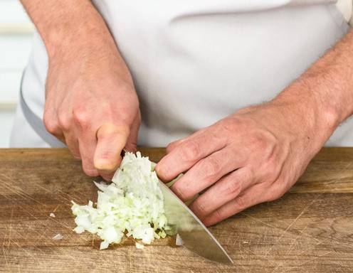 Zwiebel schneiden Schritt für Schritt