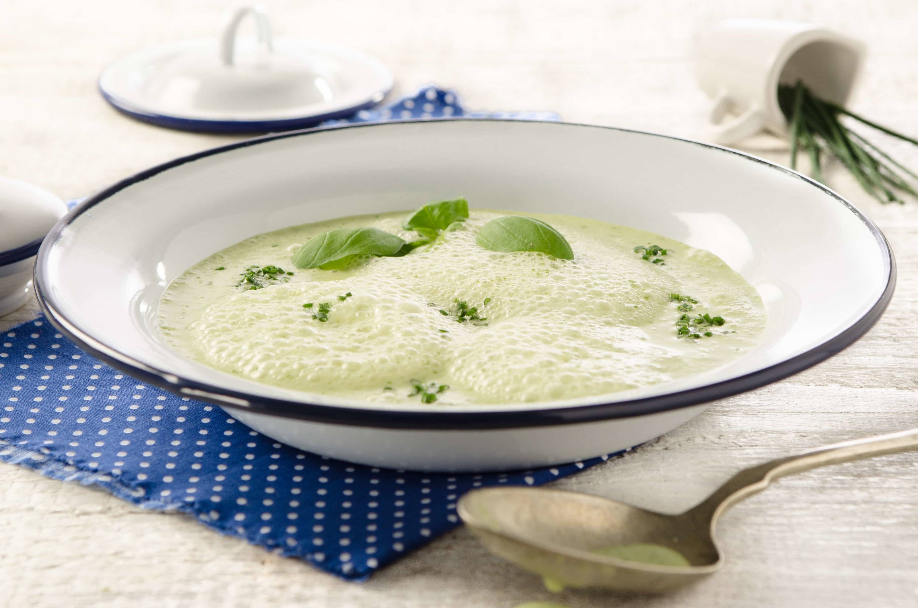 Rahmsuppe mit Sommerkräutern
