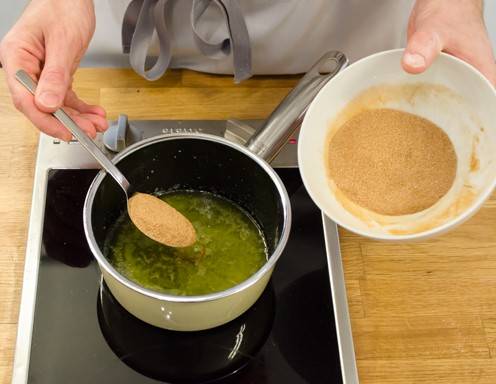 Butter auflösen. Zimt und Zucker zugeben.