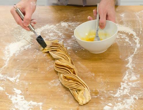 Mit Butter bestreichen.