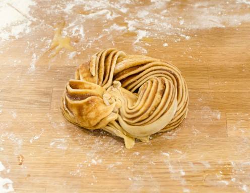 Zimt-Ringerl mit Zimt-Zucker-Mischung bestreichen.