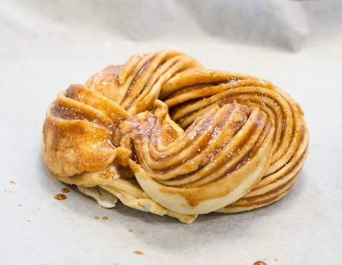 Der Zimt-Ringel auf Backblech legen und backen.