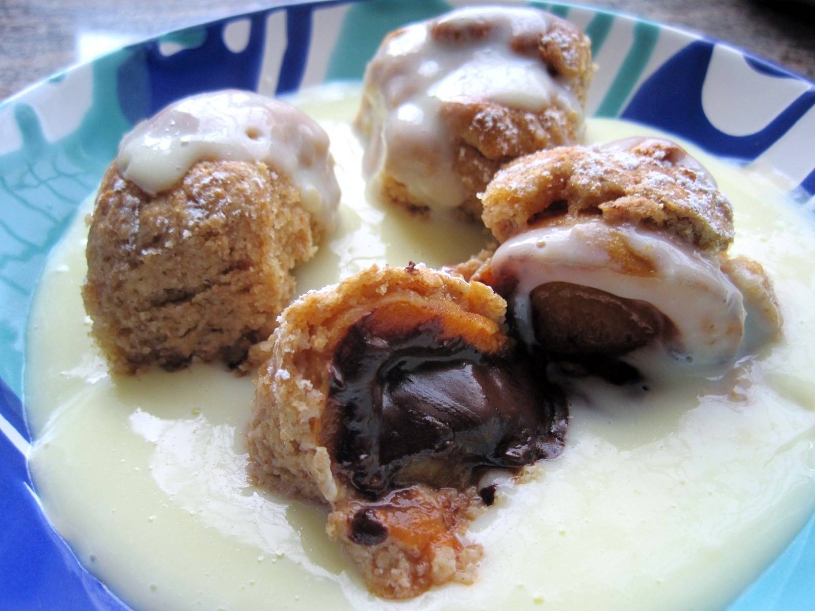 Vollkornbuchteln mit Schokomarillen und Vanillesauce