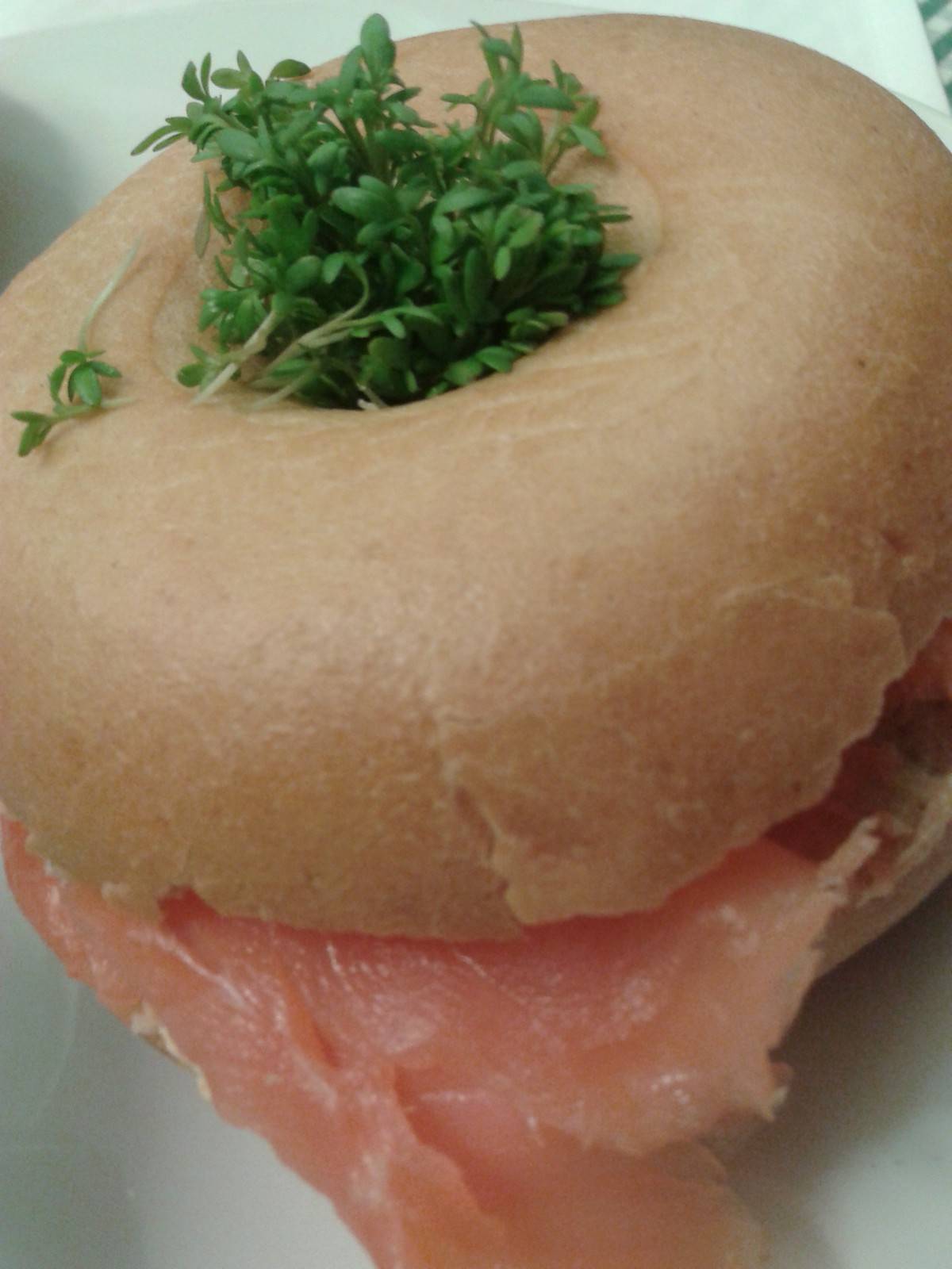 Frischkäse-Lachs-Bagel mit Kresse