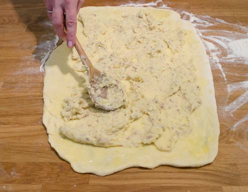 Bestreichen Sie den Germteig mit dem Heringskäse