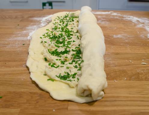 Rollen Sie den Teig zu einer Rolle