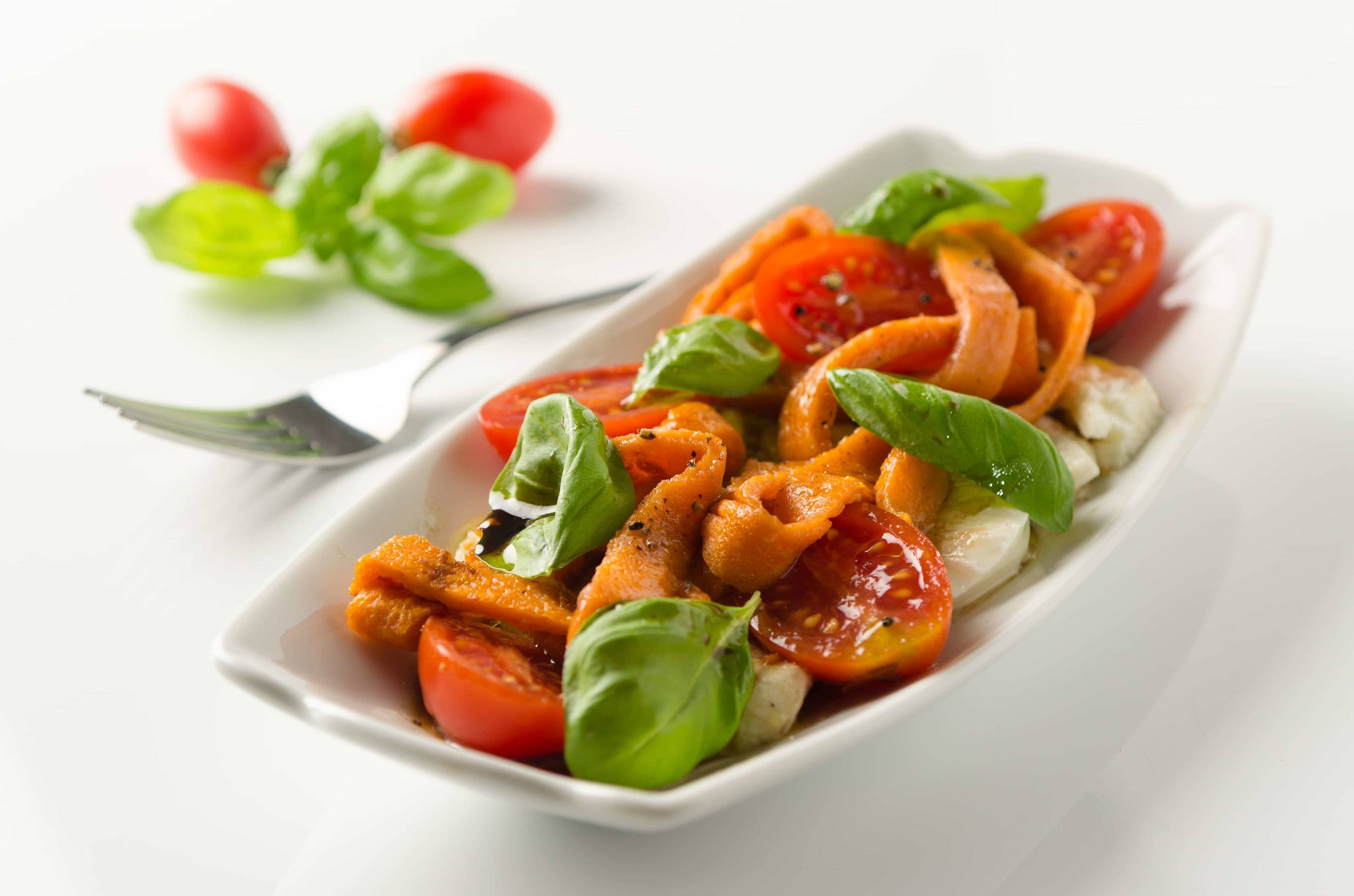 Palatschinken mit Mozzarella und Tomaten