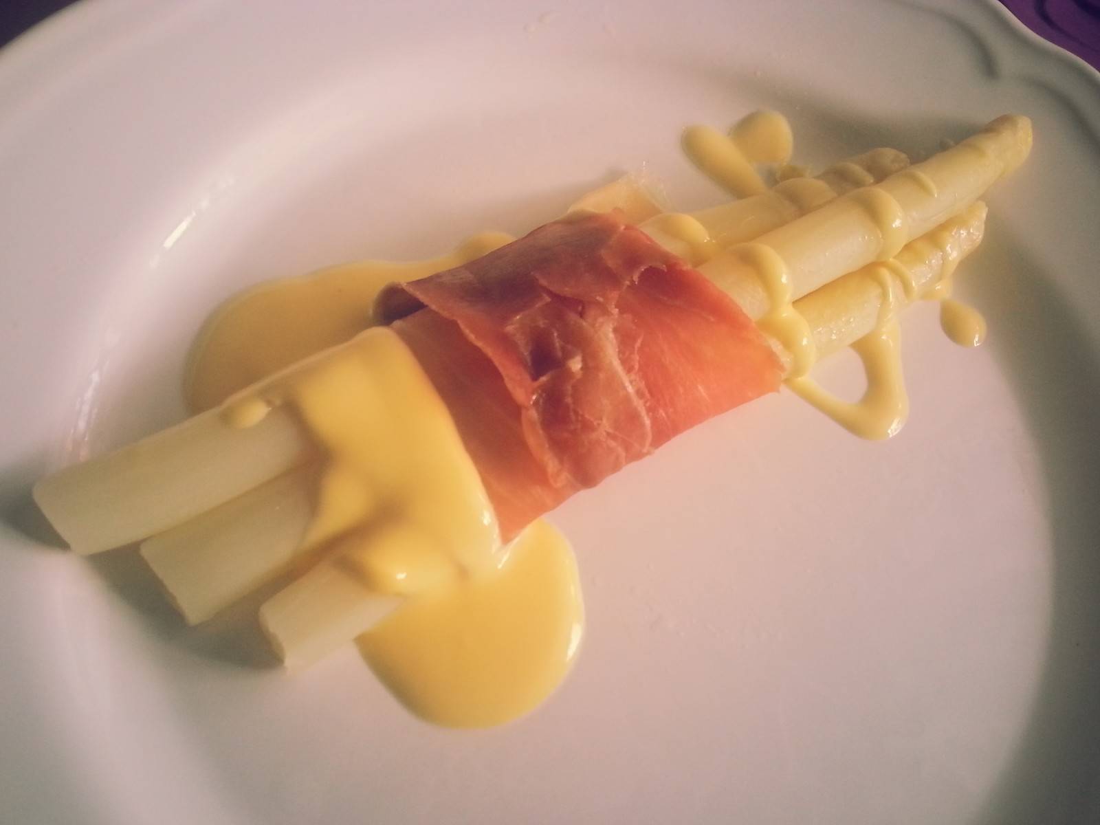 Spargel mit Sauce Hollandaise