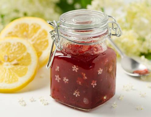 Kirschenmarmelade mit Holunderblüten