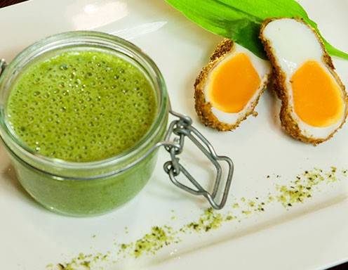 Kräuterschaumsuppe mit knusprigem Kürbiskern-Ei