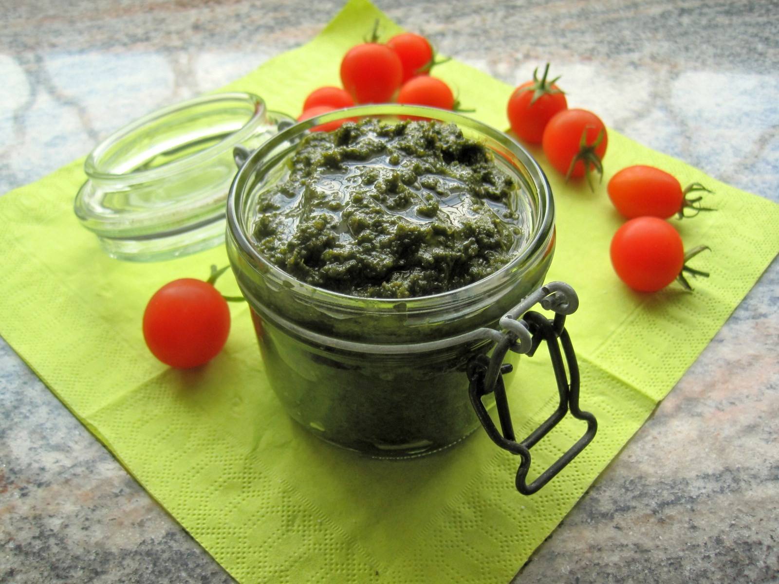Salbei-Basilikum-Pesto