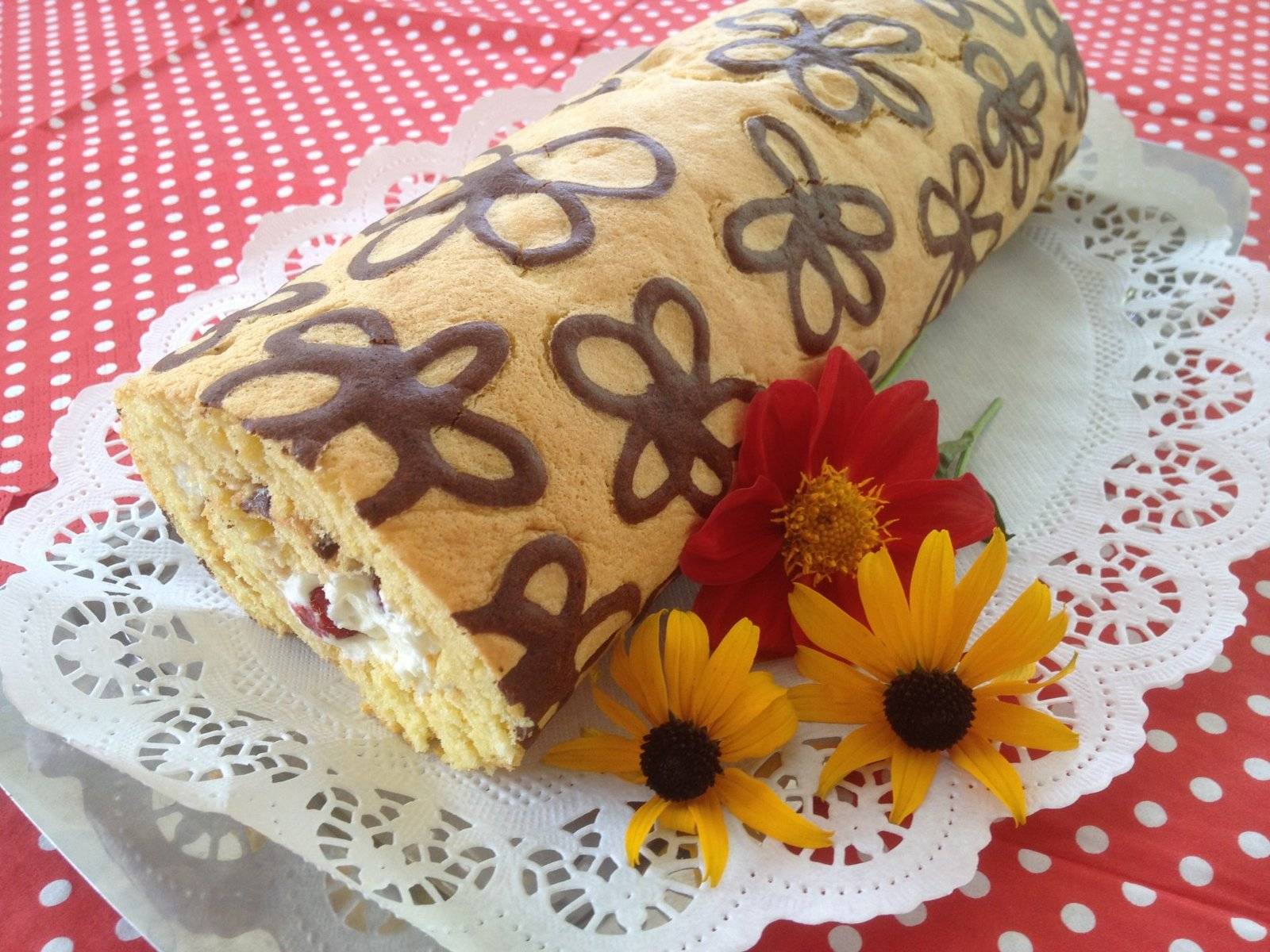 Blumen-Biskuitroulade