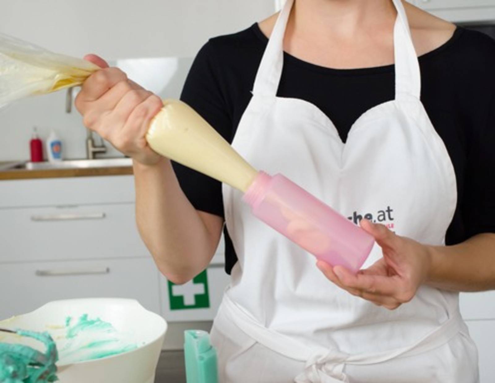 Weißes Frosting einfüllen