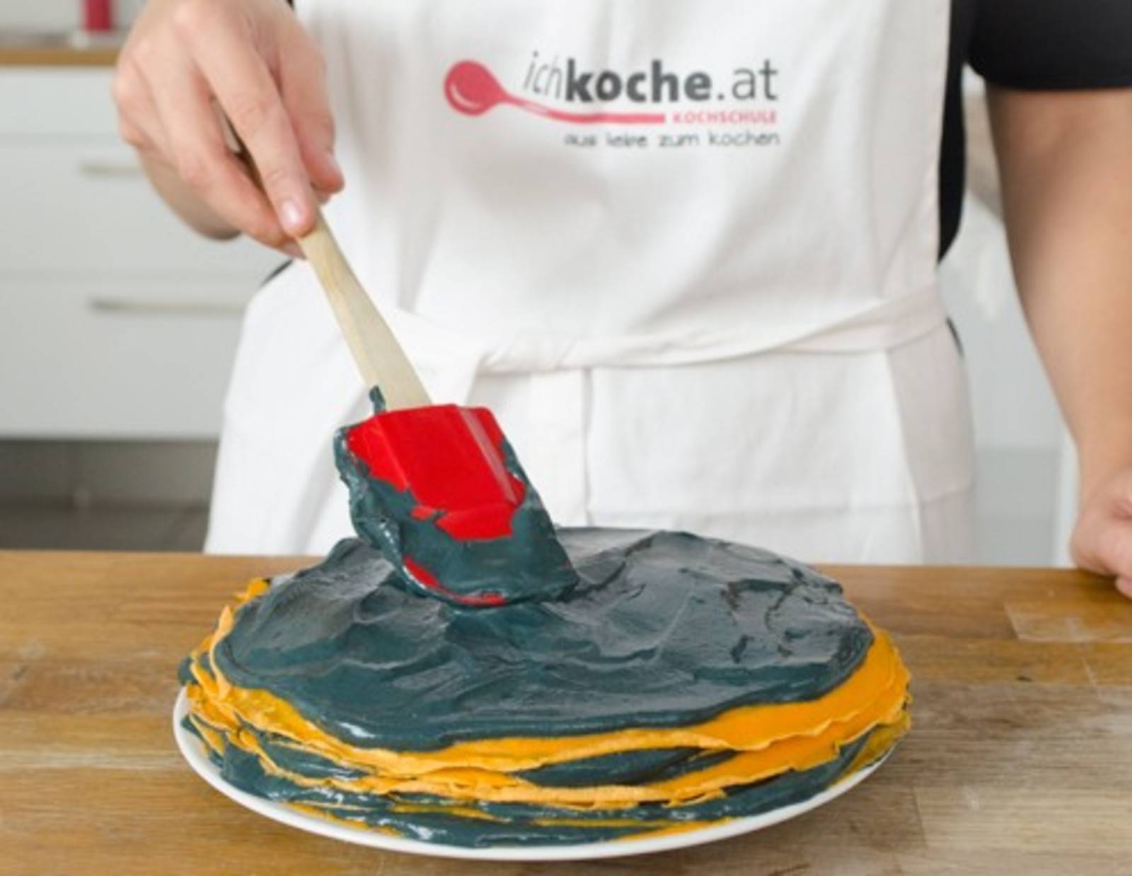 Halloween-Palatschinkentorte schichten