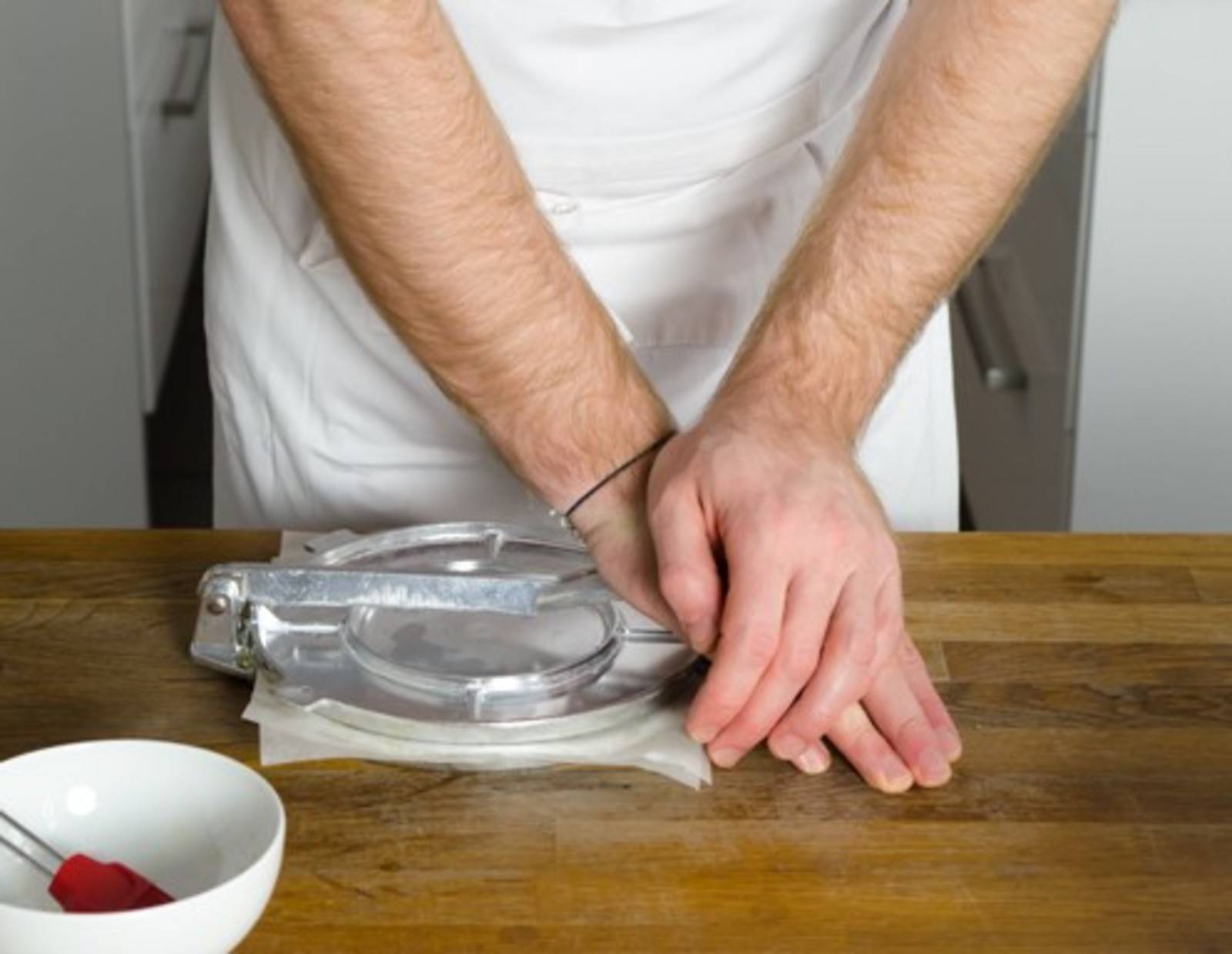 Mit der Tortillapresse fest andrücken